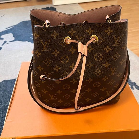 Louis Vuitton Neo Noe in Rose Poudre - Picture 8 of 10